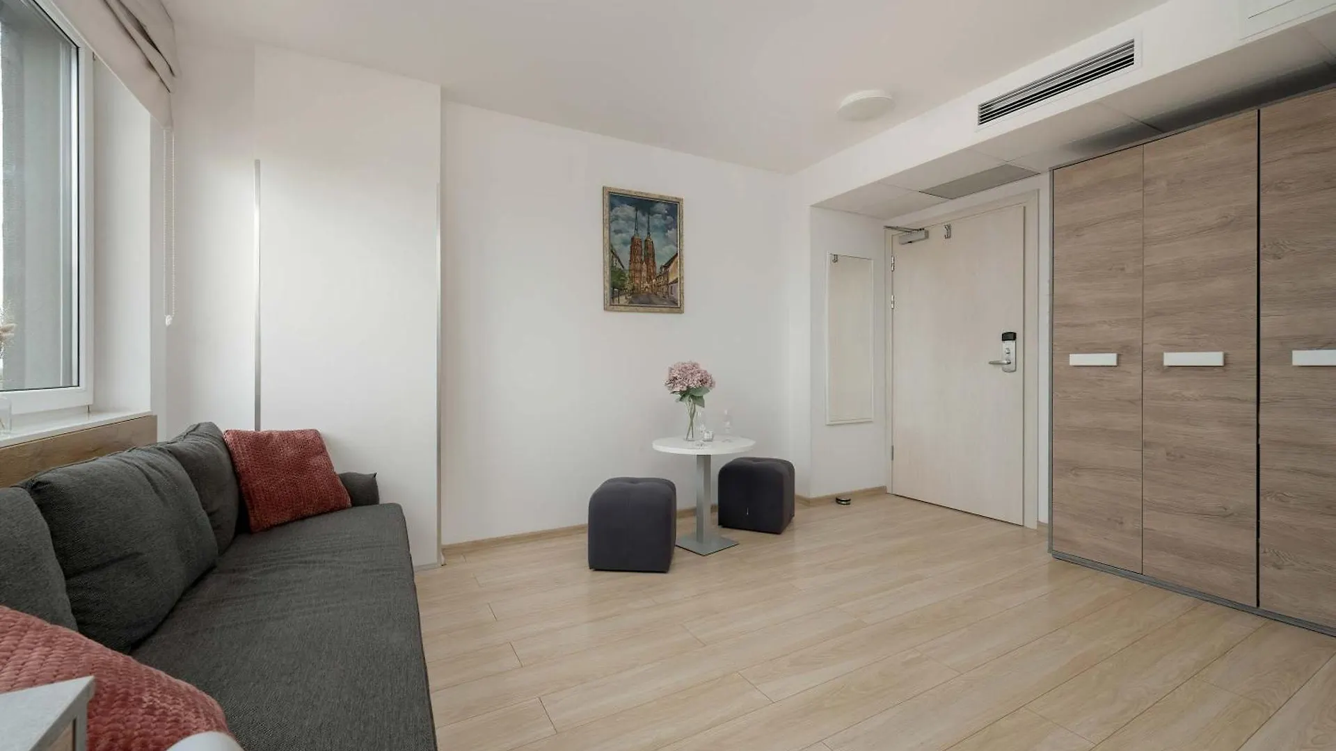 Bright Studio With Air Conditioning Near Wroclaw Zoo By Noclegi Renters 아파트