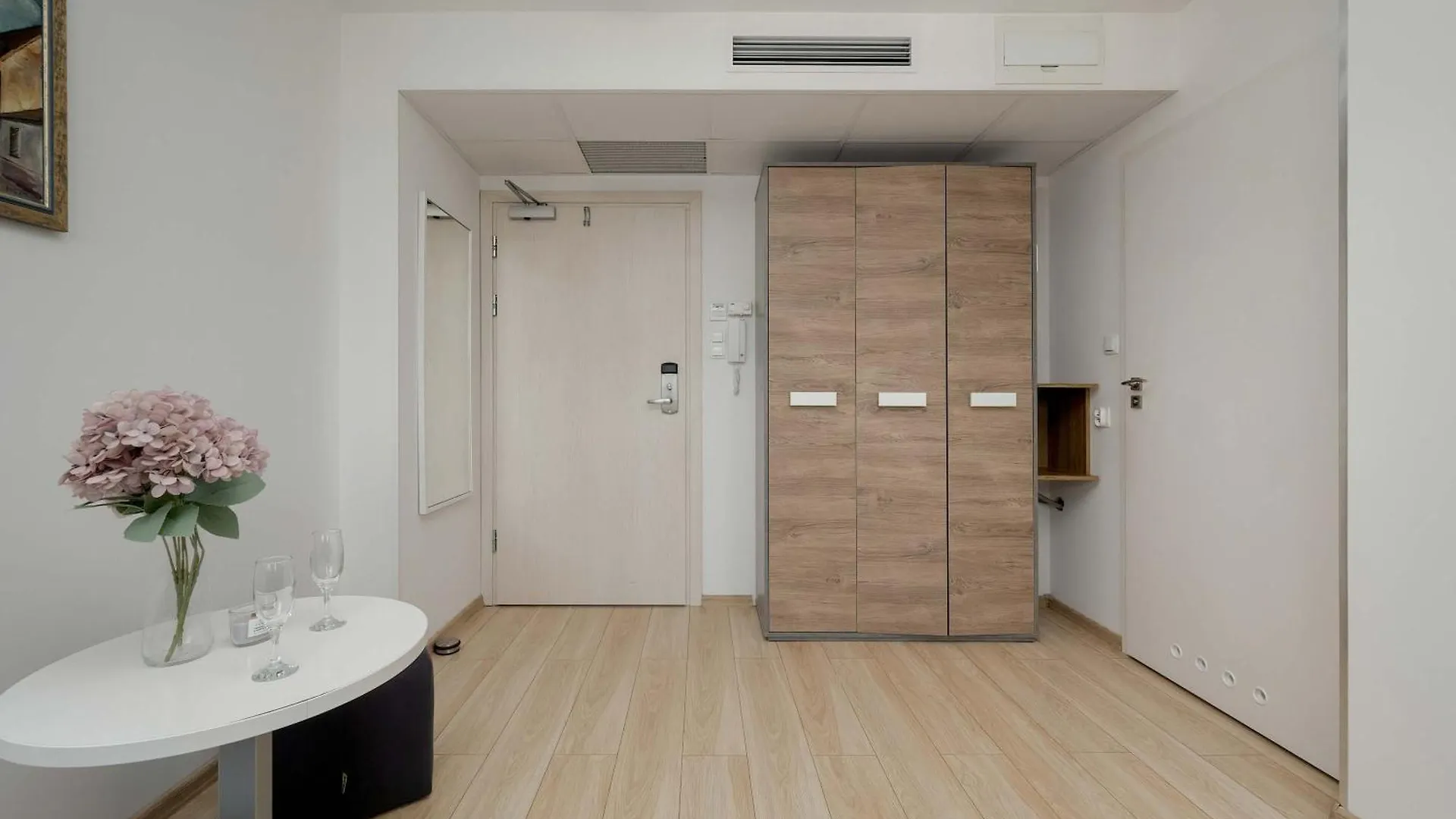 Bright Studio With Air Conditioning Near Wroclaw Zoo By Noclegi Renters